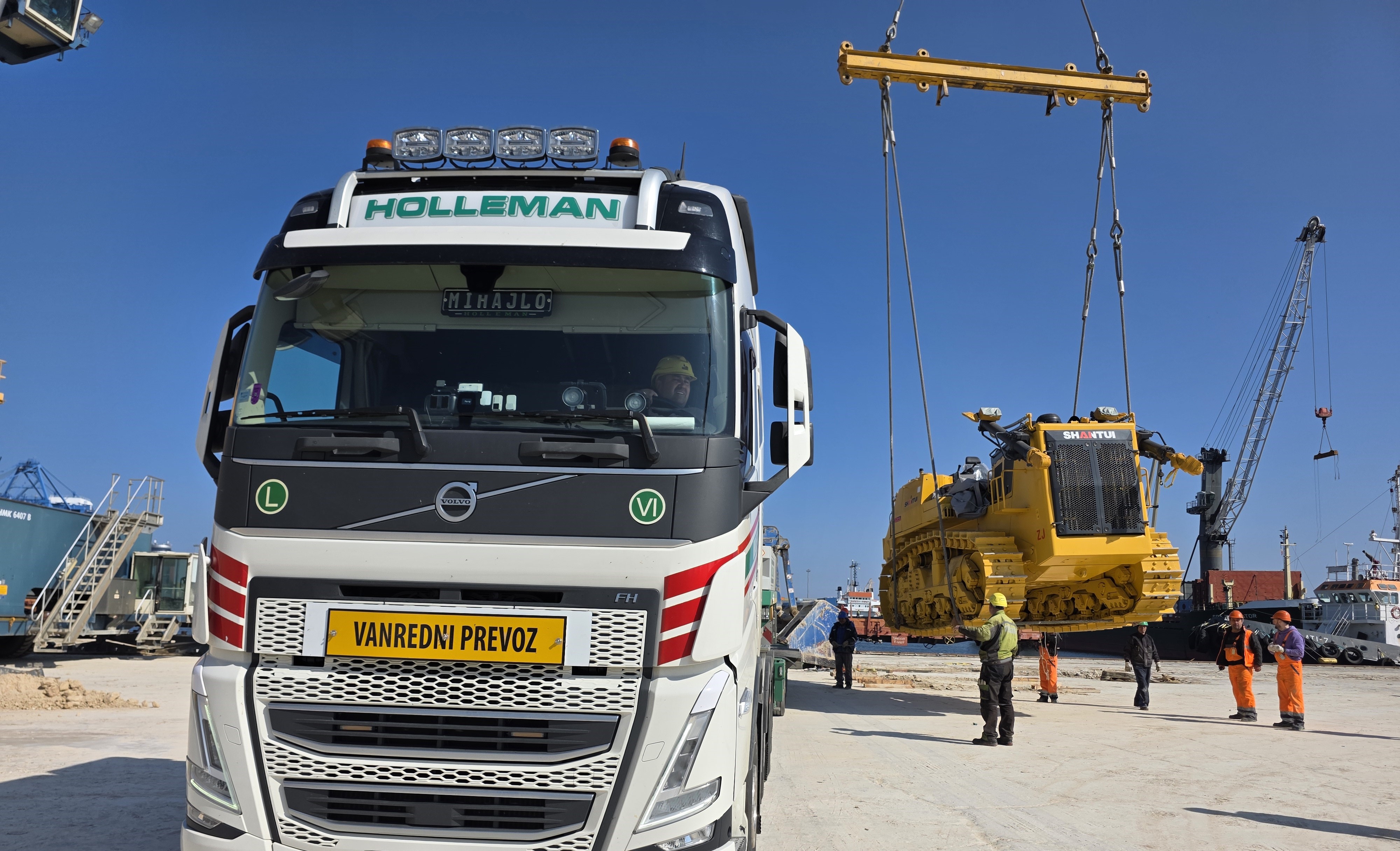 Crawler equipment lifting