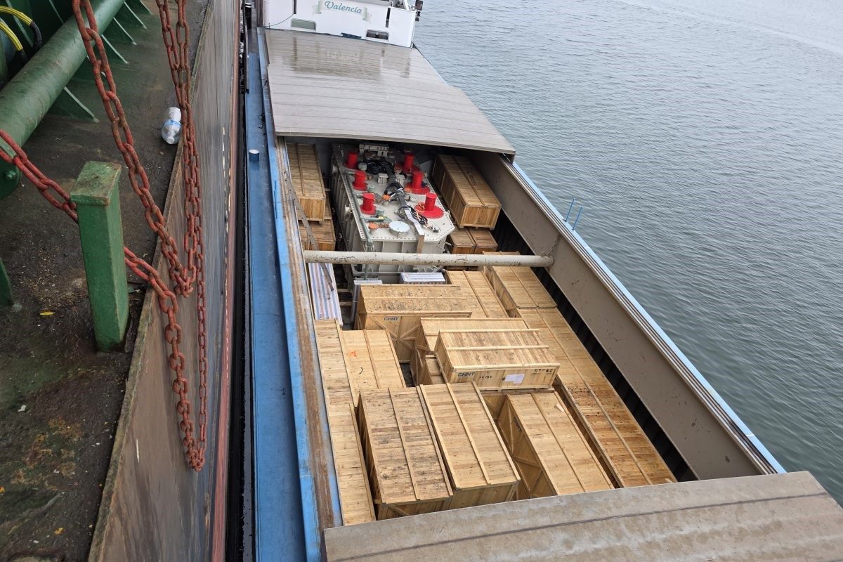 Vessel hold cargo